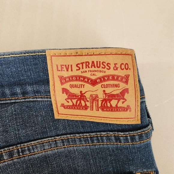 Levi's Womens Medium Wash Mid Rise Boyfriend Jeans-Size 30 - Picture 9 of 9